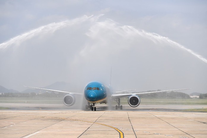 Phó Thủ tướng ngồi thử siêu máy bay, chiếc máy bay thứ 100 của Vietnam Airlines - Ảnh 5.