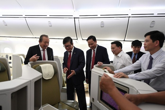 Phó Thủ tướng ngồi thử siêu máy bay, chiếc máy bay thứ 100 của Vietnam Airlines - Ảnh 1.