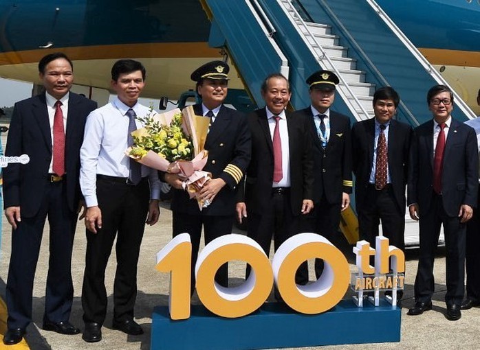 Phó Thủ tướng ngồi thử siêu máy bay, chiếc máy bay thứ 100 của Vietnam Airlines - Ảnh 7.