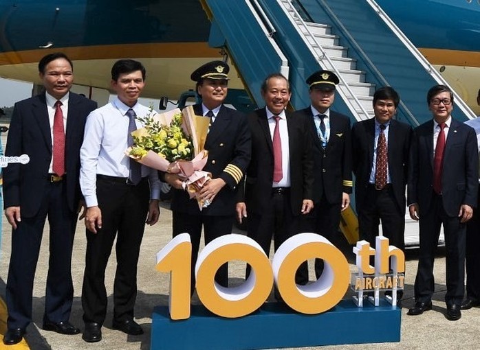 Phó Thủ tướng ngồi thử siêu máy bay, chiếc máy bay thứ 100 của Vietnam Airlines - Ảnh 7.