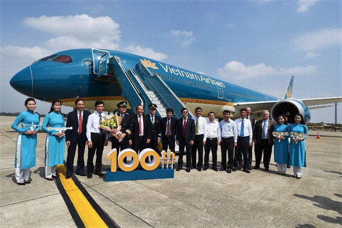 Phó Thủ tướng ngồi thử siêu máy bay, chiếc máy bay thứ 100 của Vietnam Airlines - Ảnh 6.