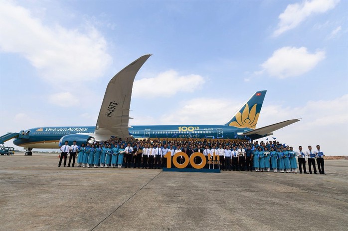 Phó Thủ tướng ngồi thử siêu máy bay, chiếc máy bay thứ 100 của Vietnam Airlines - Ảnh 8.