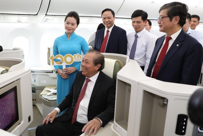 Phó Thủ tướng ngồi thử siêu máy bay, chiếc máy bay thứ 100 của Vietnam Airlines - Ảnh 3.