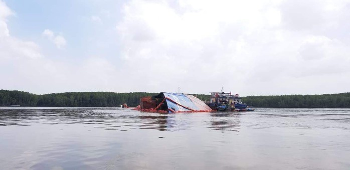 Tàu vận tải chìm ở sông Lòng Tàu: Hút thêm 50 tấn dầu - Ảnh 1.