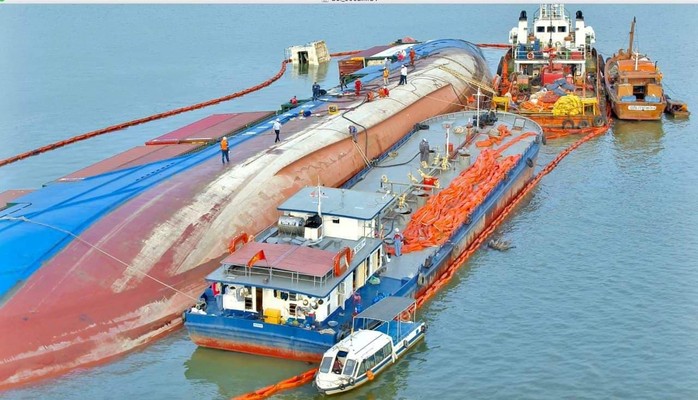Thu gom 130 tấn dầu từ vụ chìm tàu trên sông Lòng Tàu - Ảnh 1.