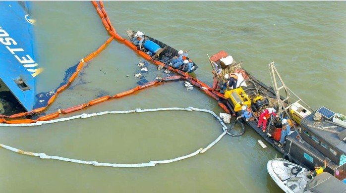 Thu gom 130 tấn dầu từ vụ chìm tàu trên sông Lòng Tàu - Ảnh 2.