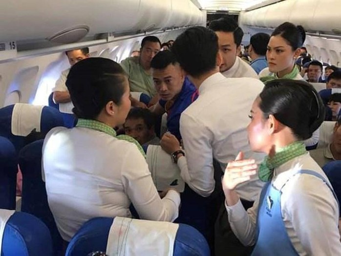 Nữ hành khách bị co giật được cấp cứu trên máy bay như thế nào? - Ảnh 1.