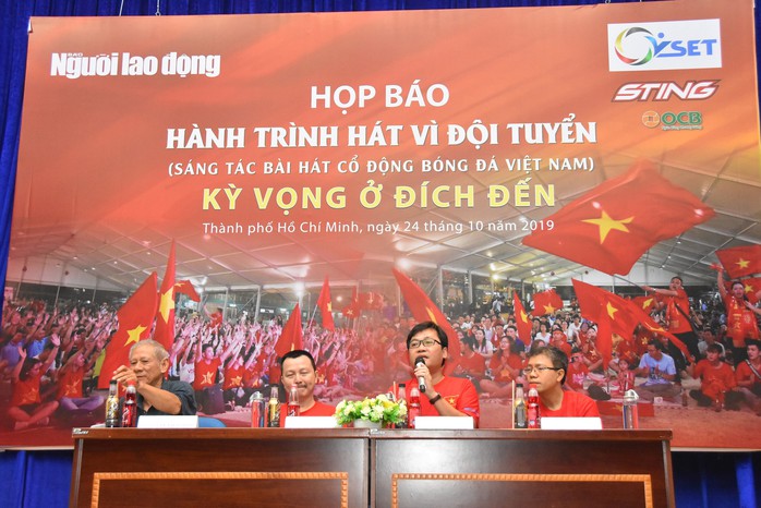 Cuộc thi sáng tác Bài hát cổ động bóng đá Việt Nam:  Chờ chủ nhân giải thưởng 300 triệu đồng - Ảnh 1.