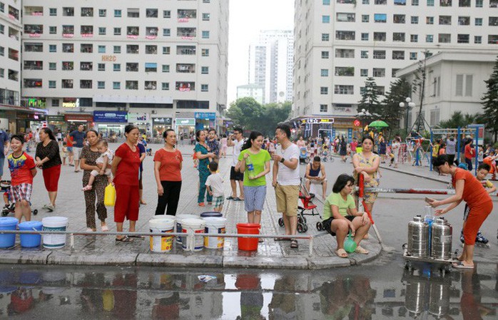 Sau sự cố nguồn nước nhiễm dầu, Công ty nước sạch Sông Đà xin lỗi dân, miễn tiền nước 1 tháng - Ảnh 1.