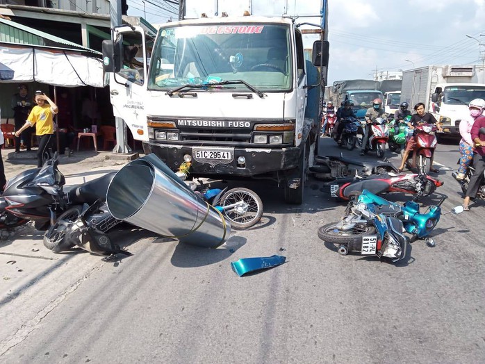 Xe tải mất thắng lùa hàng loạt xe máy dừng đèn đỏ, 11 người bị thương - Ảnh 1.