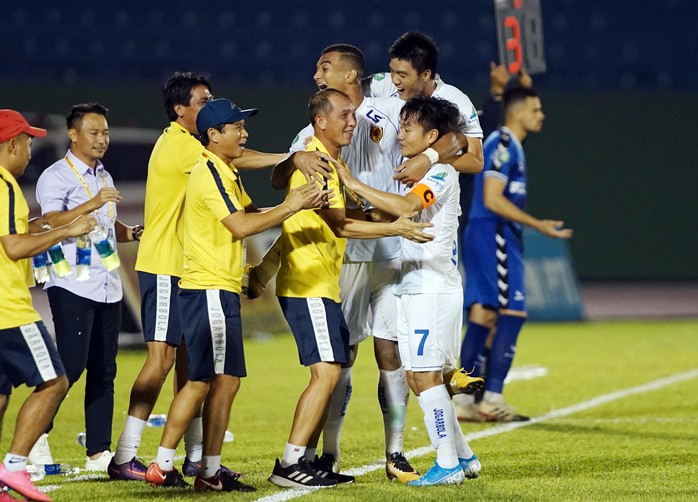 Trọng tài Nguyễn Đình Thái lại khiến CLB TP HCM thua oan, suýt bỏ trận đấu - Ảnh 3.