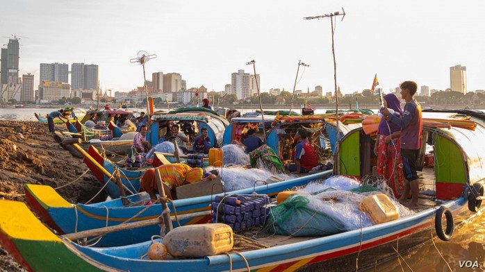Campuchia: Xưa bắt cá bằng tay, nay thả lưới lớn cả ngày chẳng có chi - Ảnh 2.
