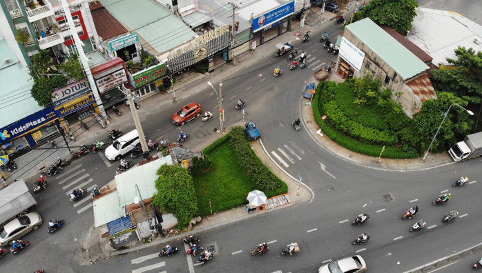 Căn nhà xấu xí án ngữ giữa đường tại TP HCM - Ảnh 3.