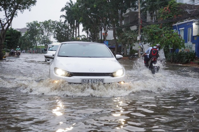 Nước cuồn cuộn ở khu nhà giàu Thảo Điền trong đỉnh triều dâng - Ảnh 2.