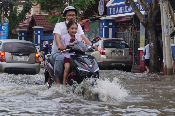 Nước cuồn cuộn ở khu nhà giàu Thảo Điền trong đỉnh triều dâng - Ảnh 1.