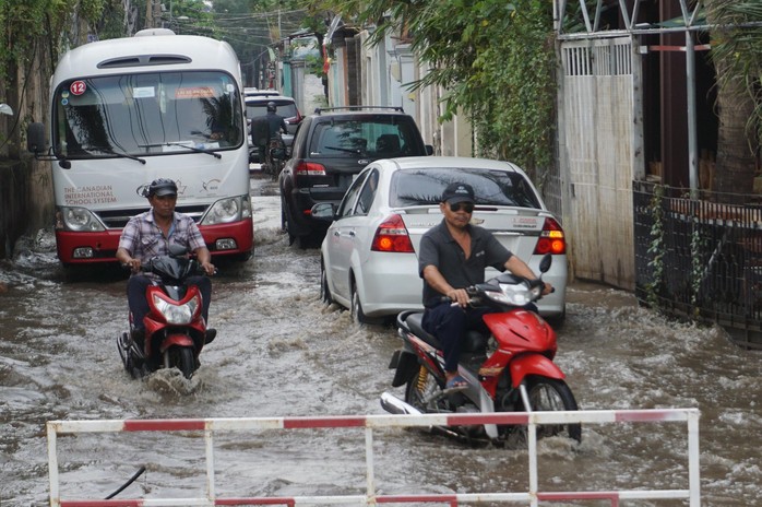 Nước cuồn cuộn ở khu nhà giàu Thảo Điền trong đỉnh triều dâng - Ảnh 3.