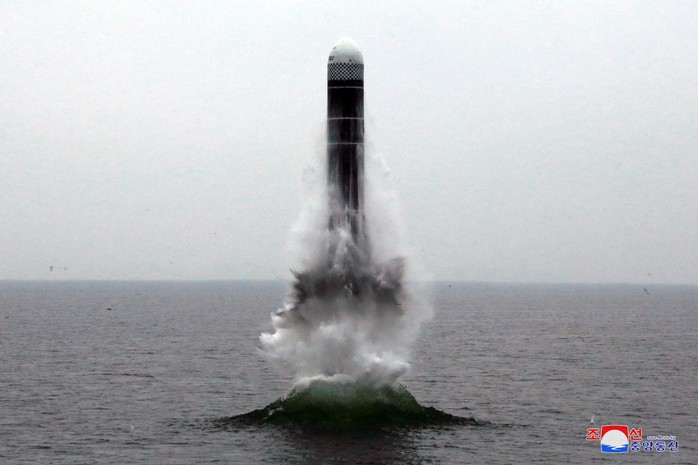 Triều Tiên khoe phóng tên lửa từ tàu ngầm, Mỹ nói chỉ là trên mặt nước - Ảnh 1.