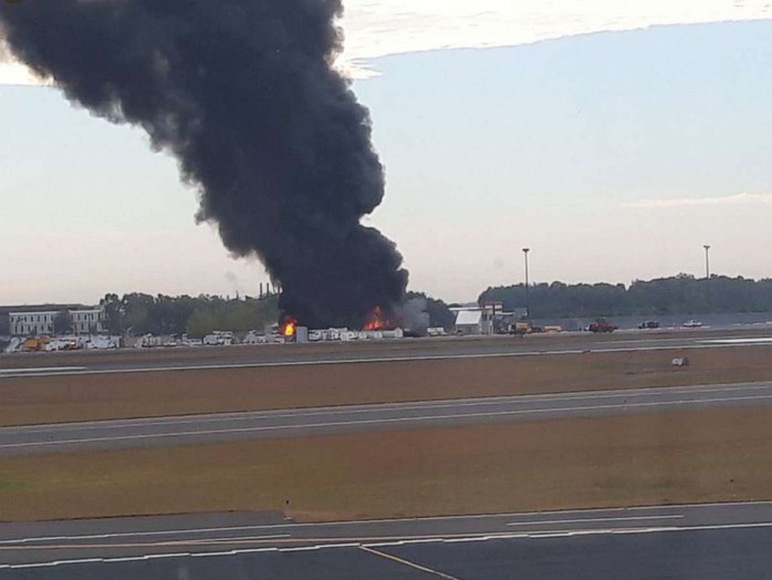 Mỹ: Pháo đài bay rơi xuống sân bay, ít nhất 7 người thiệt mạng - Ảnh 4.