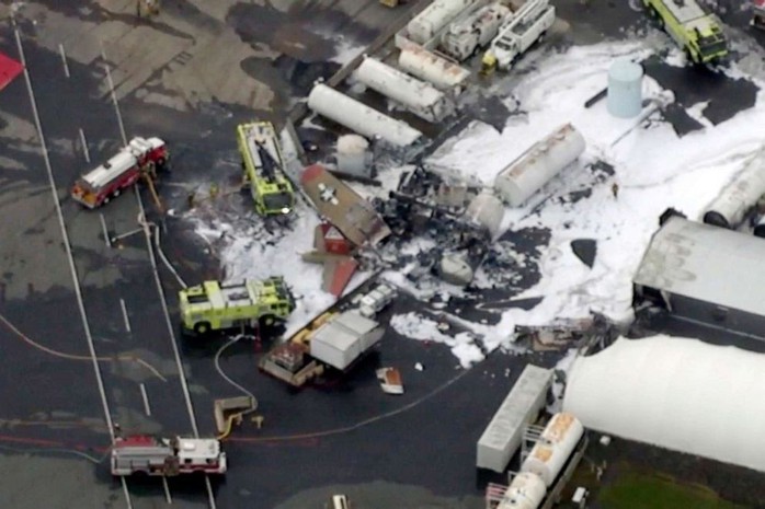 Mỹ: Pháo đài bay rơi xuống sân bay, ít nhất 7 người thiệt mạng - Ảnh 1.