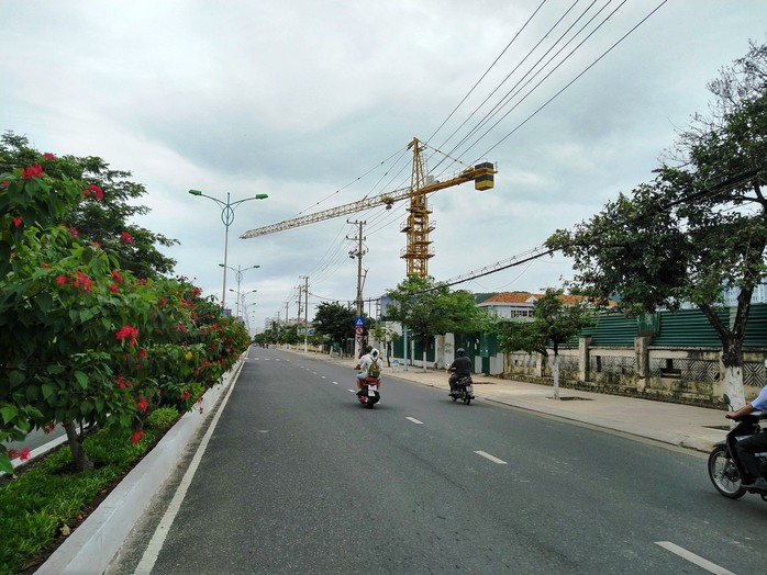 Bất chấp nguy hiểm, hàng chục cần cẩu ngó lơ bão số 5 - Ảnh 3.