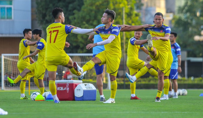 Cận cảnh buổi tập đầu tiên của Đội tuyển Việt Nam chuẩn bị cho trận gặp Thái Lan và UAE - Ảnh 6.