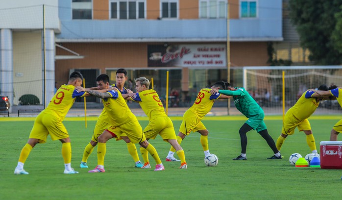 Cận cảnh buổi tập đầu tiên của Đội tuyển Việt Nam chuẩn bị cho trận gặp Thái Lan và UAE - Ảnh 7.