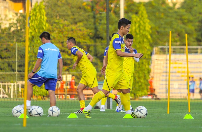 Cận cảnh buổi tập đầu tiên của Đội tuyển Việt Nam chuẩn bị cho trận gặp Thái Lan và UAE - Ảnh 9.