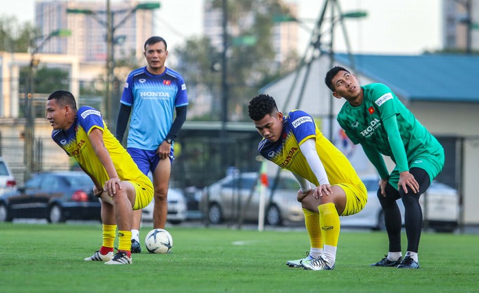 Cận cảnh buổi tập đầu tiên của Đội tuyển Việt Nam chuẩn bị cho trận gặp Thái Lan và UAE - Ảnh 5.