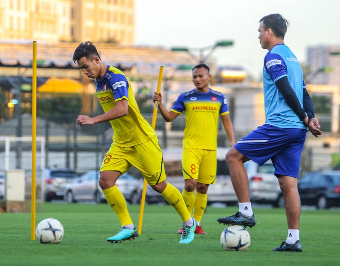 Cận cảnh buổi tập đầu tiên của Đội tuyển Việt Nam chuẩn bị cho trận gặp Thái Lan và UAE - Ảnh 2.