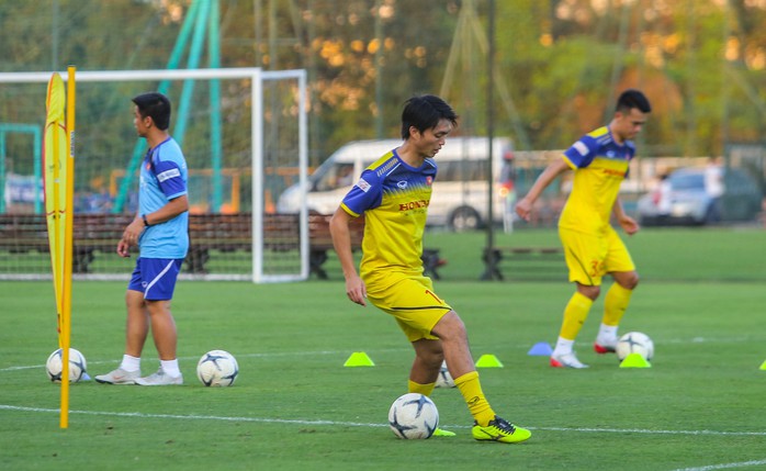 Cận cảnh buổi tập đầu tiên của Đội tuyển Việt Nam chuẩn bị cho trận gặp Thái Lan và UAE - Ảnh 13.