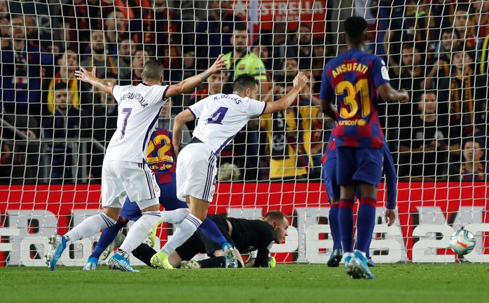 Messi loại đội bóng của Ronaldo, Barcelona tái chiếm La Liga - Ảnh 3.