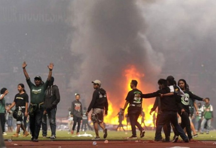 Bạo động kinh hoàng trên sân cỏ Indonesia - Ảnh 3.