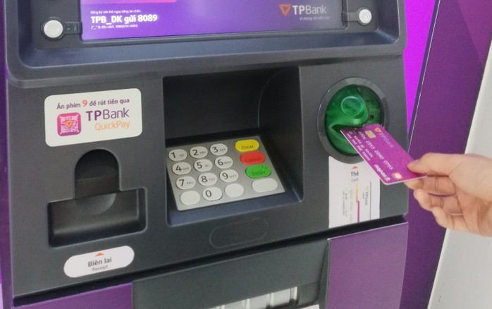 Sớm chuyển đổi sang thẻ chip để không mất tiền khi sử dụng thẻ ATM - Ảnh 1.