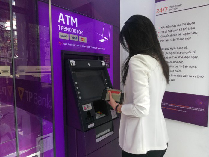 Sớm chuyển đổi sang thẻ chip để không mất tiền khi sử dụng thẻ ATM - Ảnh 2.
