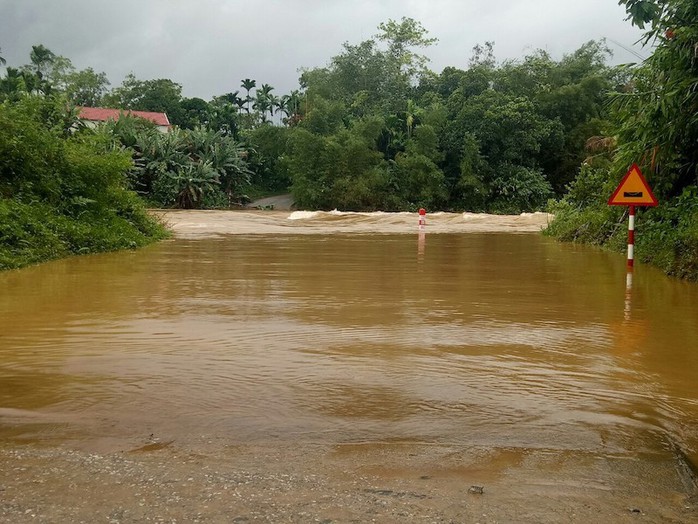 Quảng Nam: Mưa lớn, nước sông đang lên, 1 huyện miền núi bị lũ chia cắt - Ảnh 3.