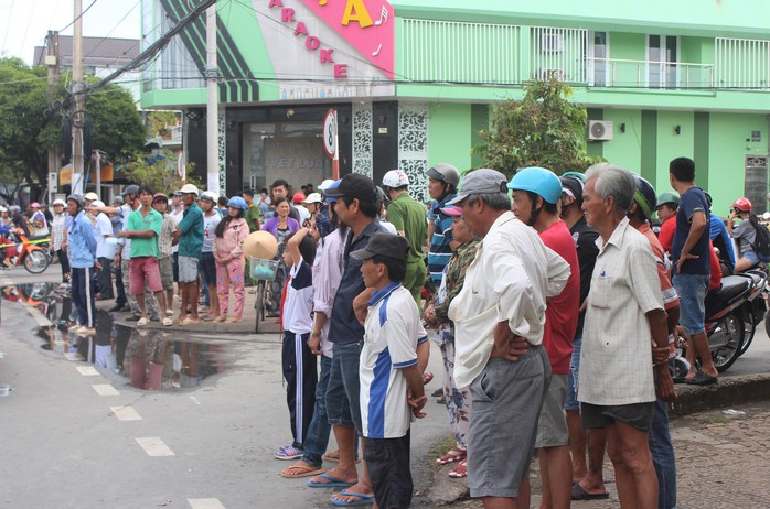 Dòng người hiếu kỳ kéo đến hiện trường 2 ôtô và 2 xe máy tông nhau chết người - Ảnh 3.