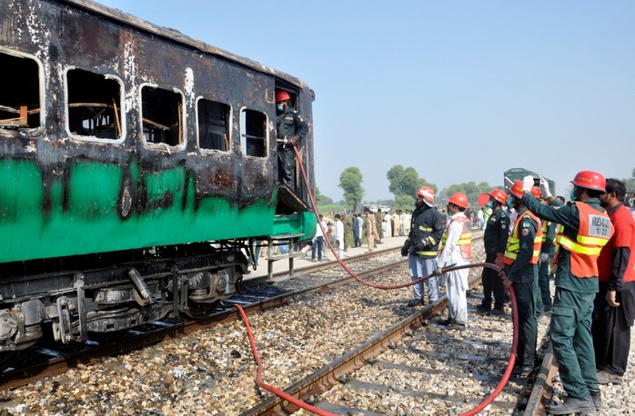 Bà hỏa viếng xe lửa đang chạy, ít nhất 73 người tử vong - Ảnh 1.