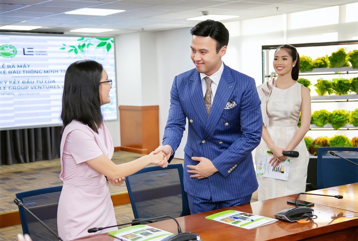 Shark Khoa đầu tư 5 tỉ đồng cho startup 9X phát triển kệ rau trong nhà - Ảnh 1. Shark Khoa đầu tư 5 tỉ đồng cho startup 9X phát triển kệ rau trong nhà - Ảnh 1.