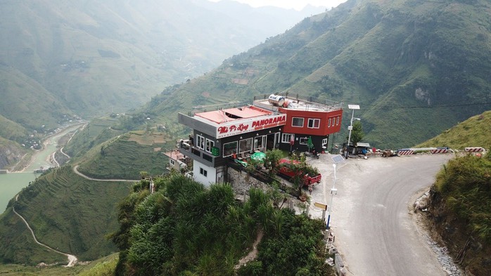 Nhà hàng, nhà nghỉ cao 7 tầng mọc lên trên đèo Mã Pí Lèng chưa được cấp phép xây dựng - Ảnh 2.