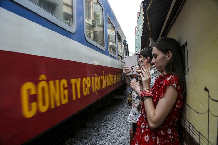 Bộ Giao thông vận tải đề nghị Hà Nội giải tán các tụ điểm cà phê, chụp ảnh trên đường sắt - Ảnh 3.