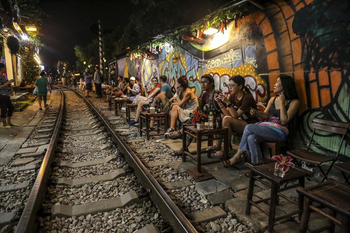 Bộ Giao thông vận tải đề nghị Hà Nội giải tán các tụ điểm cà phê, chụp ảnh trên đường sắt - Ảnh 5.