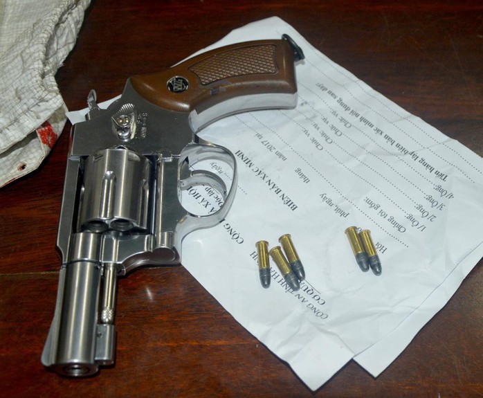 Bắt kẻ  lận lưng súng colt cùng 5 viên đạn vận chuyển 6 bánh heroin - Ảnh 3.