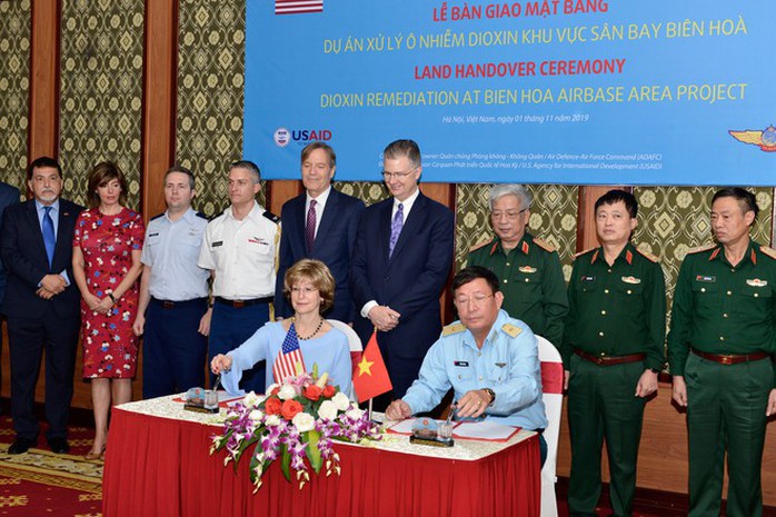 Việt Nam bàn giao 37 ha đất sân bay Biên Hòa để Mỹ tẩy độc dioxin - Ảnh 1.