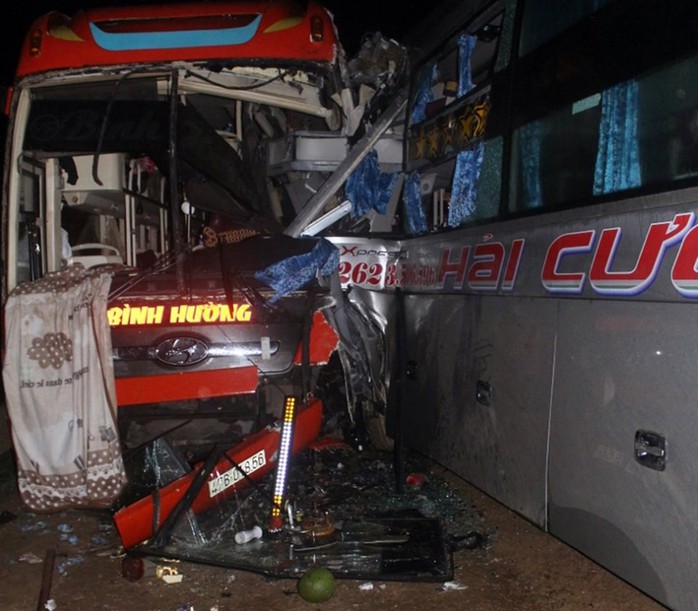 3 xe khách tông nhau trong đêm, nhiều người bị thương - Ảnh 2.