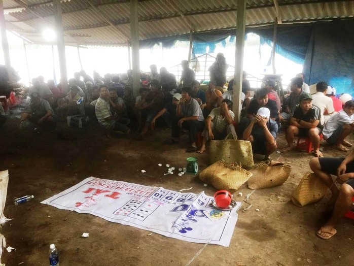 Công an Tiền Giang dùng quả nổ nghiệp vụ, khống chế 57 đối tượng - Ảnh 1. Công an Tiền Giang dùng quả nổ nghiệp vụ, khống chế 57 đối tượng - Ảnh 1.