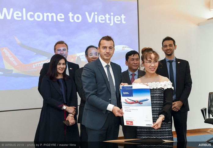 CEO Vietjet Nguyễn Thị Phương Thảo ký hợp đồng mua 20 máy bay Airbus A321XLR - Ảnh 1.