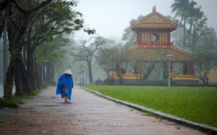 Khoảnh khắc mưa lãng mạn ở Huế  - Ảnh 13.