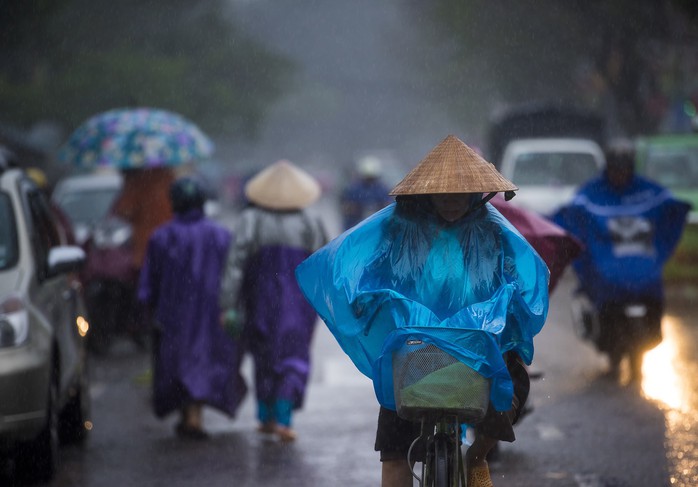 Khoảnh khắc mưa lãng mạn ở Huế  - Ảnh 32.