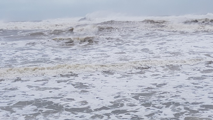 [CLIP] Mưa mù trời, sóng nhảy dựng trước khi bão số 6 vào bờ - Ảnh 2.