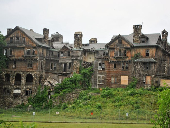 Những căn biệt thự sang trọng hàng triệu USD bị bỏ hoang - Ảnh 3.